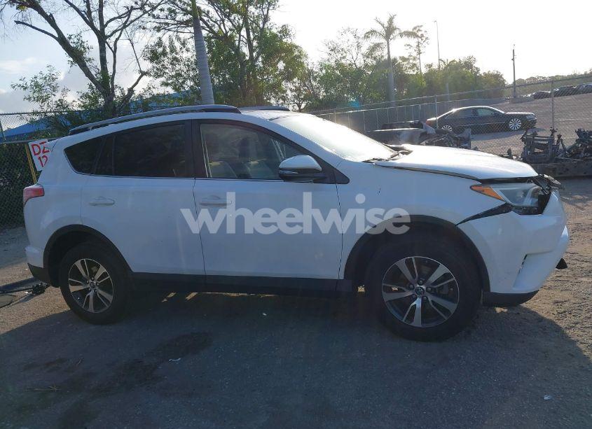Photo 13 of 2018 Toyota Rav4 XLE (VIN JTMWFREV1JJ200110)