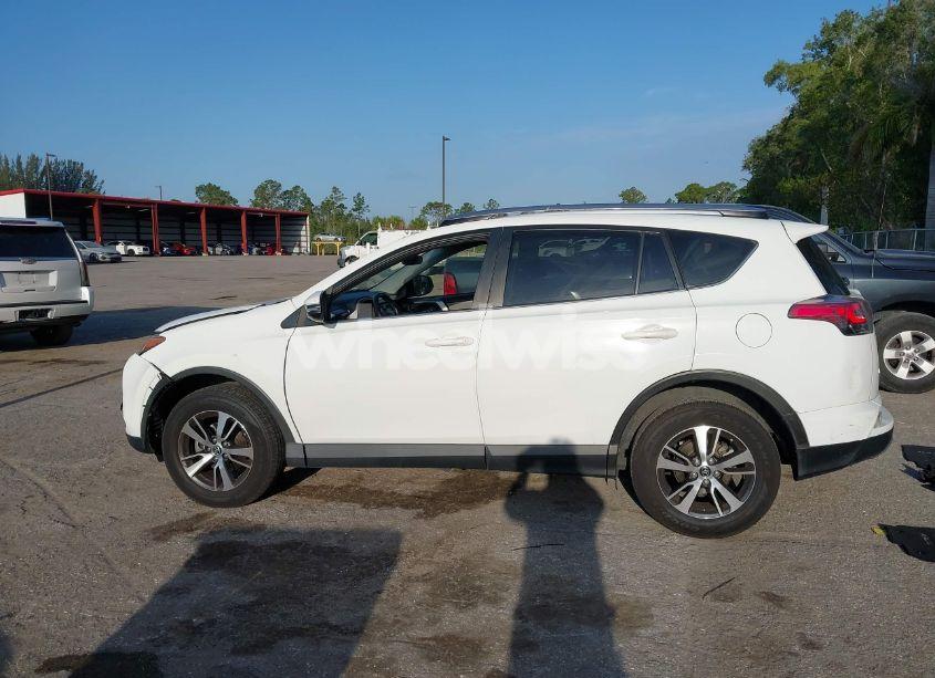Photo 14 of 2018 Toyota Rav4 XLE (VIN JTMWFREV1JJ200110)