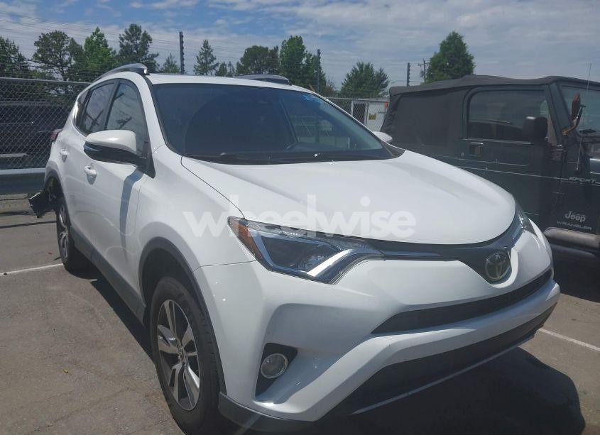 2018 Toyota Rav4 XLE (VIN JTMWFREV2JJ209236) main photo