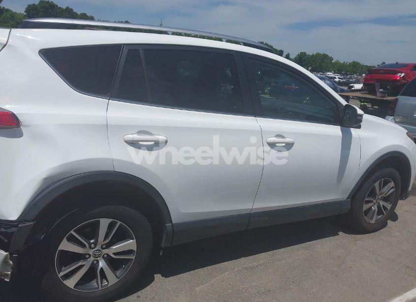 Photo 13 of 2018 Toyota Rav4 XLE (VIN JTMWFREV2JJ209236)