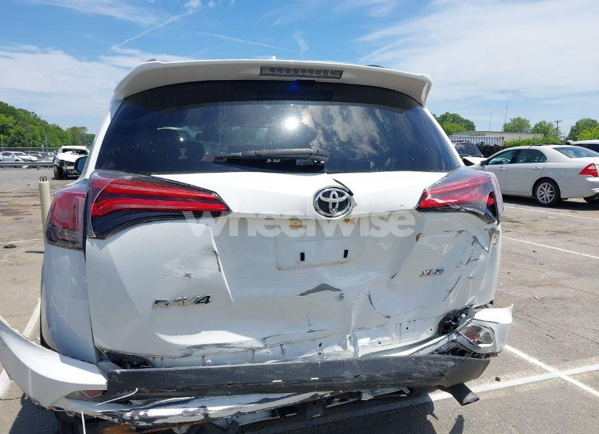 Photo 16 of 2018 Toyota Rav4 XLE (VIN JTMWFREV2JJ209236)