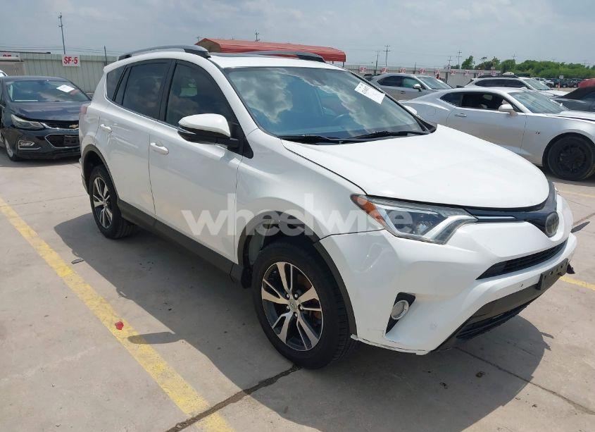2018 Toyota Rav4 XLE (VIN JTMWFREV3JD121908) main photo