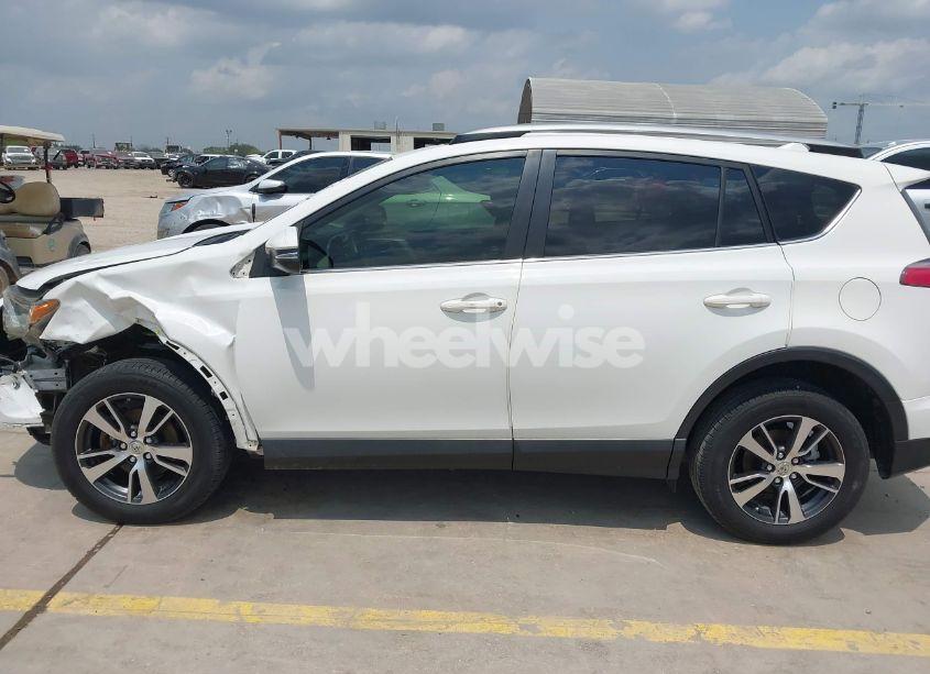 Photo 14 of 2018 Toyota Rav4 XLE (VIN JTMWFREV3JD121908)