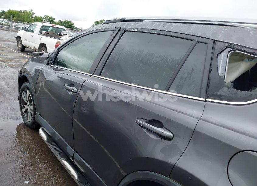 Photo 15 of 2018 Toyota Rav4 XLE (VIN JTMWFREV3JJ184752)