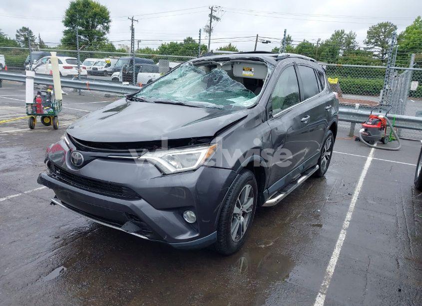 Photo 2 of 2018 Toyota Rav4 XLE (VIN JTMWFREV3JJ184752)