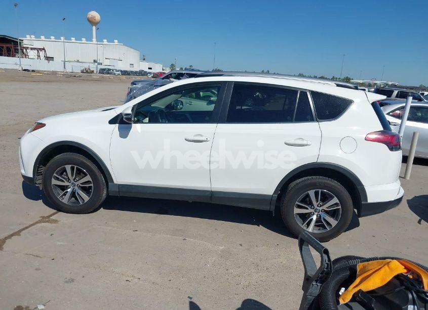 Photo 14 of 2018 Toyota Rav4 XLE (VIN JTMWFREV3JJ187649)