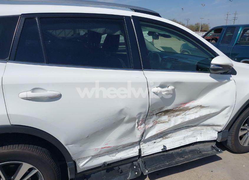 Photo 6 of 2018 Toyota Rav4 XLE (VIN JTMWFREV3JJ187649)