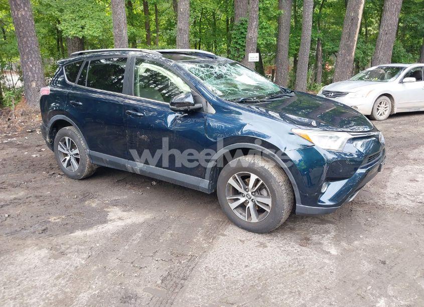 2017 Toyota Rav4 XLE (VIN JTMWFREV4HJ128720) main photo