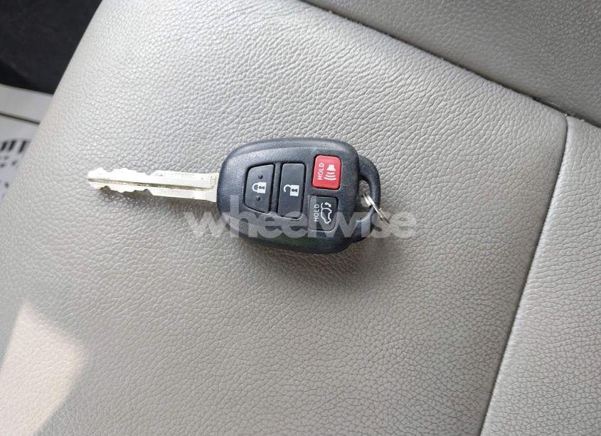 Photo 11 of 2017 Toyota Rav4 XLE (VIN JTMWFREV5HJ122389)