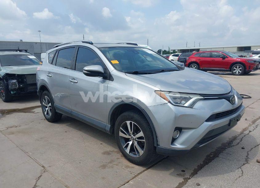 2018 Toyota Rav4 XLE (VIN JTMWFREV5JJ202927) main photo