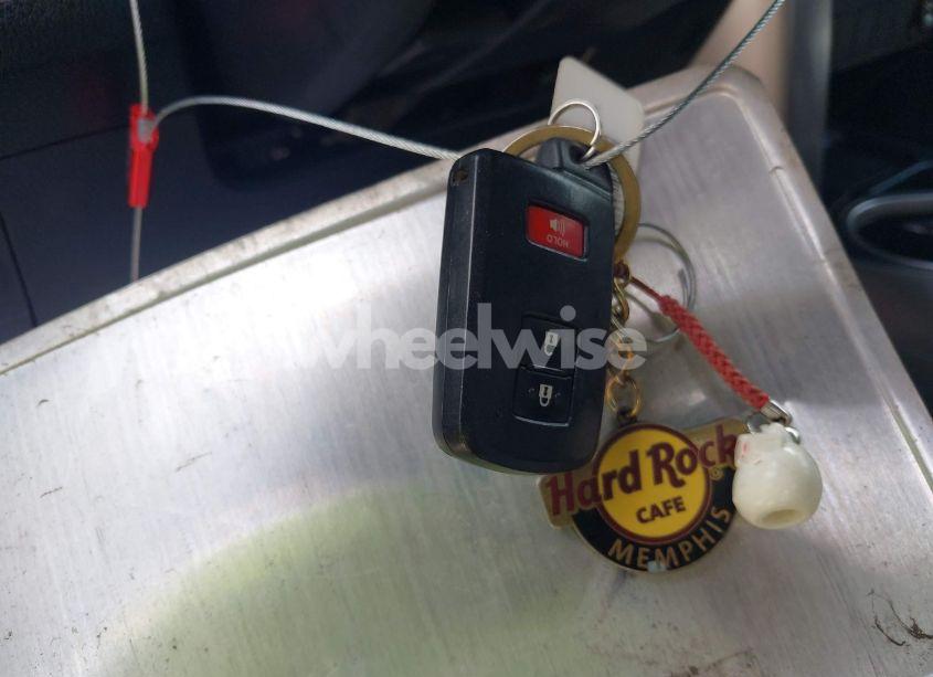 Photo 11 of 2018 Toyota Rav4 XLE (VIN JTMWFREV5JJ202927)