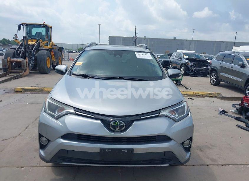 Photo 13 of 2018 Toyota Rav4 XLE (VIN JTMWFREV5JJ202927)