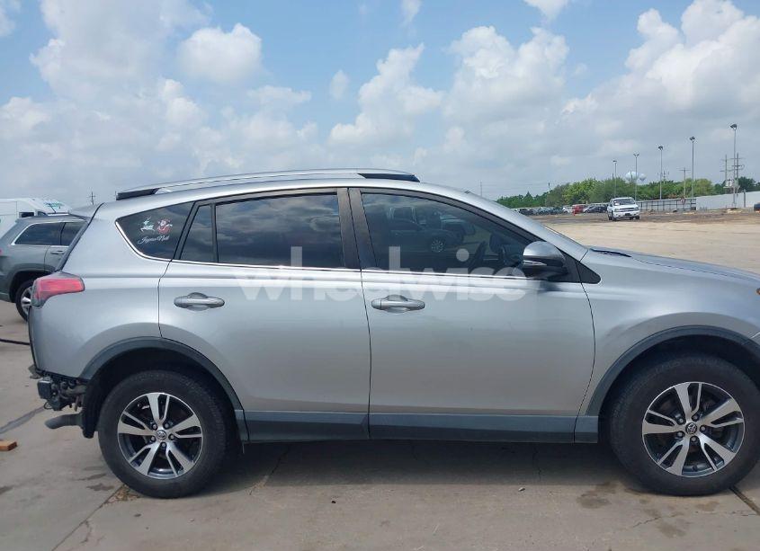 Photo 14 of 2018 Toyota Rav4 XLE (VIN JTMWFREV5JJ202927)