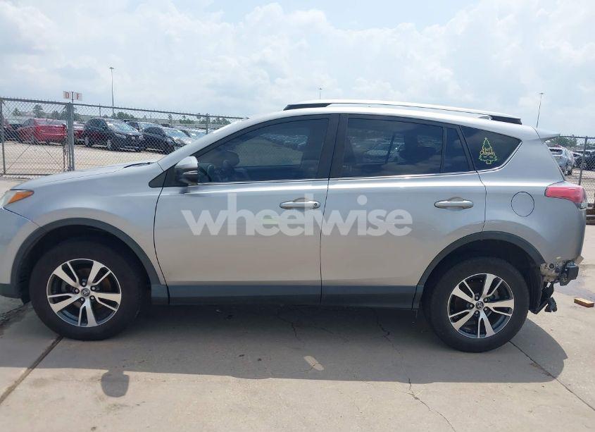 Photo 15 of 2018 Toyota Rav4 XLE (VIN JTMWFREV5JJ202927)