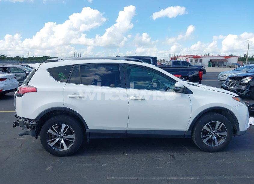 Photo 14 of 2018 Toyota Rav4 XLE (VIN JTMWFREV7JD113293)