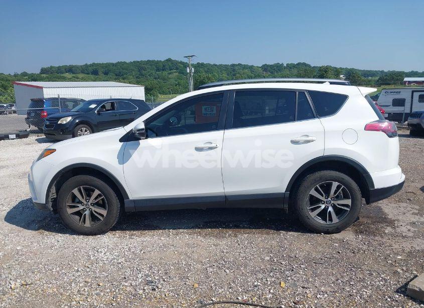 Photo 14 of 2018 Toyota Rav4 XLE (VIN JTMWFREV7JJ735295)