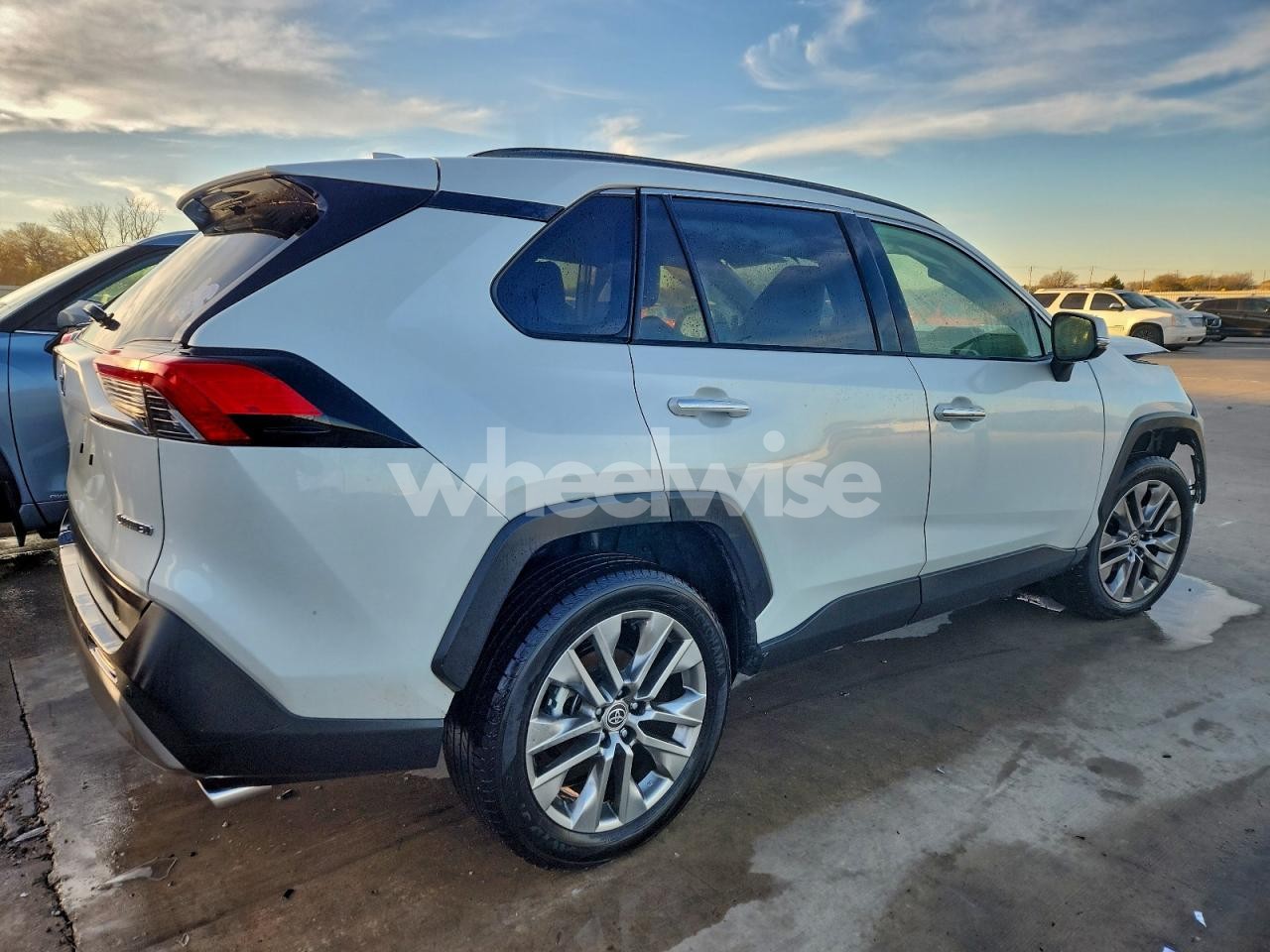 Photo 3 of 2025 TOYOTA RAV4 LIMITED (VIN JTMY1RFV1SJ032279)