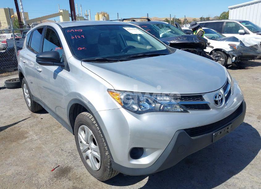 2015 Toyota Rav4 LE (VIN JTMZFREV7FJ045079) main photo