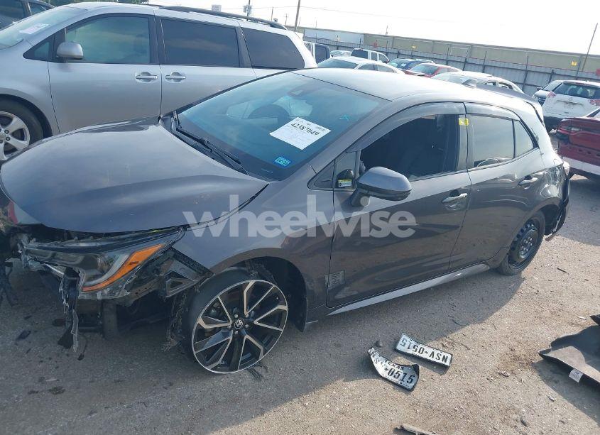 Photo 2 of 2021 Toyota Corolla XSE (VIN JTNA4MBE1M3105560)