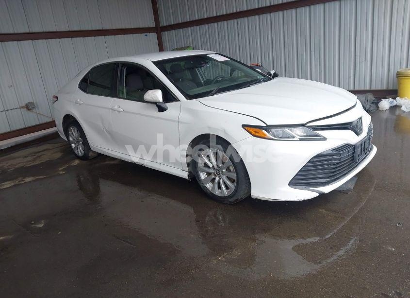 2018 Toyota Camry LE (VIN JTNB11HK1J3002742) main photo