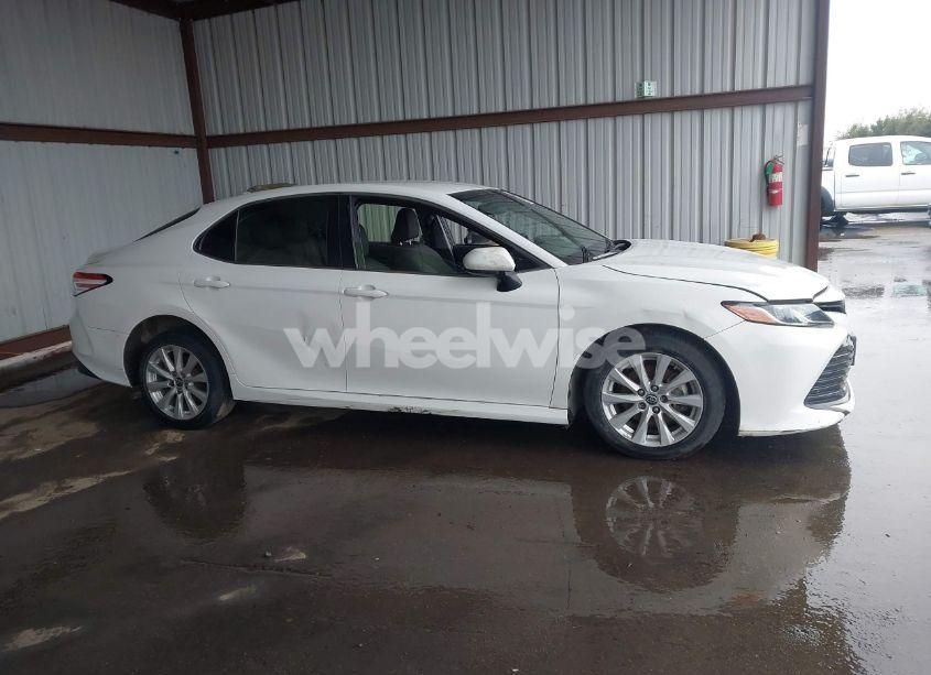 Photo 13 of 2018 Toyota Camry LE (VIN JTNB11HK1J3002742)