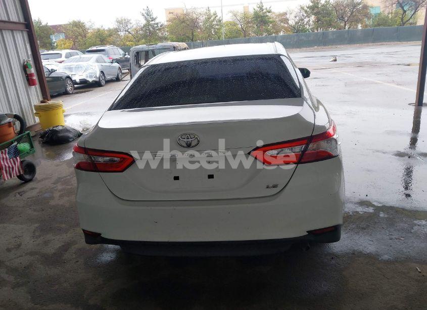 Photo 16 of 2018 Toyota Camry LE (VIN JTNB11HK1J3002742)