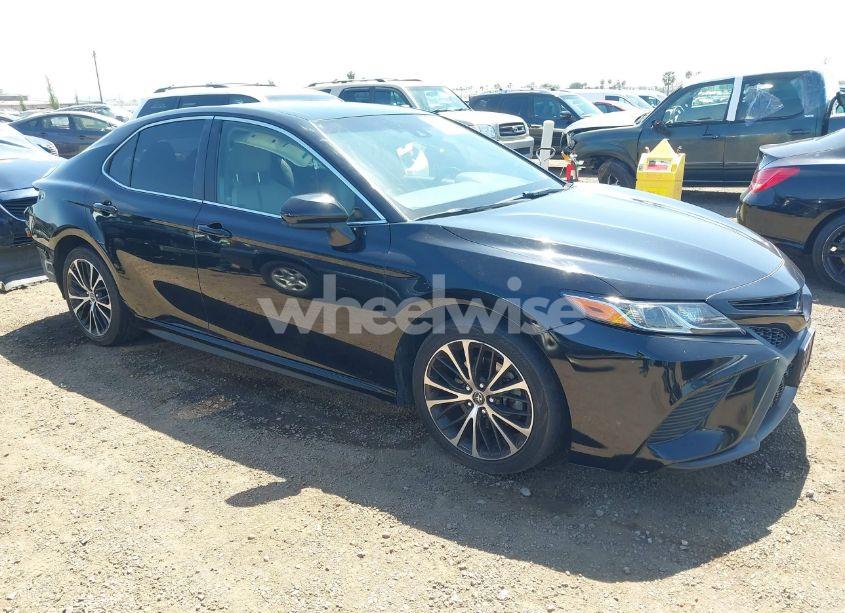 2018 Toyota Camry SE (VIN JTNB11HK3J3037024) main photo