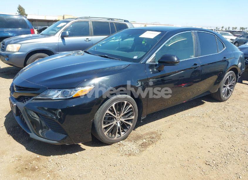 Photo 2 of 2018 Toyota Camry SE (VIN JTNB11HK3J3037024)