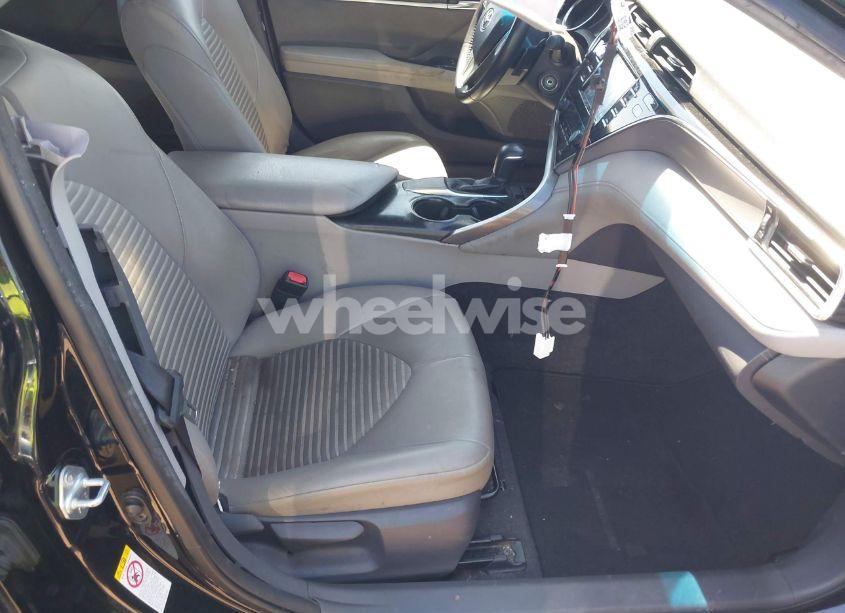 Photo 5 of 2018 Toyota Camry SE (VIN JTNB11HK3J3037024)