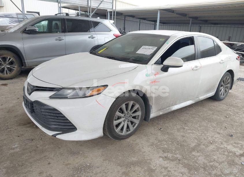 Photo 2 of 2018 Toyota Camry LE (VIN JTNB11HK5J3047909)