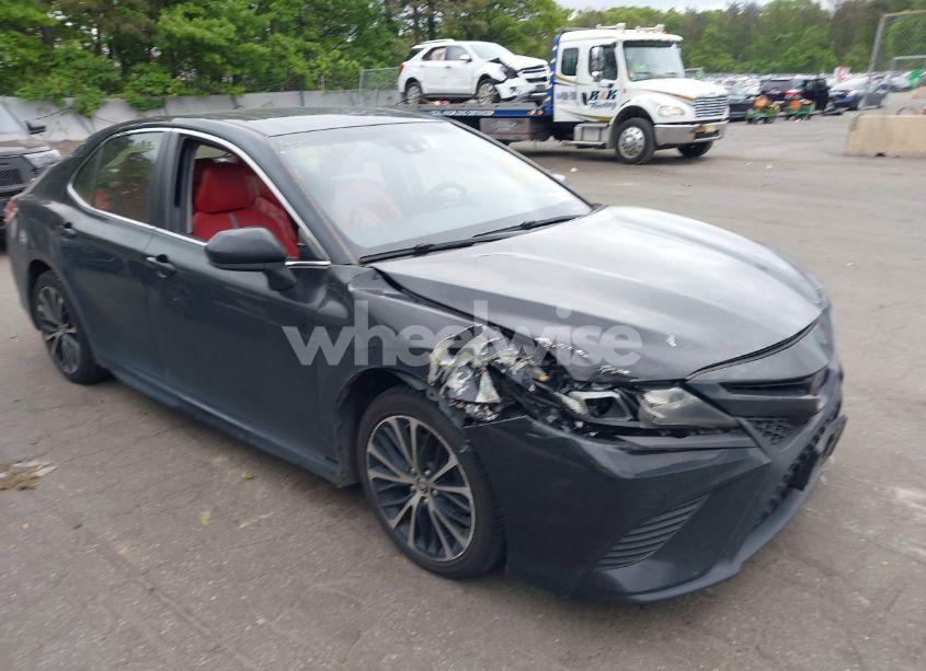 2018 Toyota Camry SE (VIN JTNB11HK5J3051104) main photo