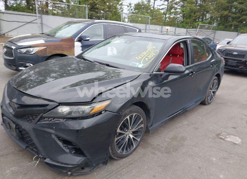 Photo 2 of 2018 Toyota Camry SE (VIN JTNB11HK5J3051104)