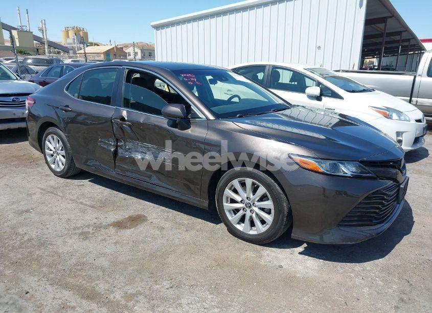 2019 Toyota Camry LE (VIN JTNB11HK5K3080376) main photo