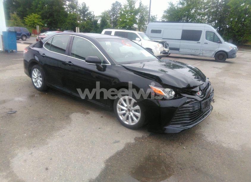 2018 Toyota Camry LE (VIN JTNB11HK6J3000288) main photo