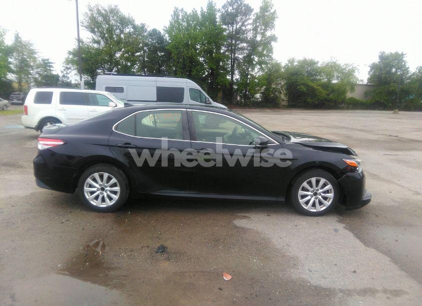 Photo 13 of 2018 Toyota Camry LE (VIN JTNB11HK6J3000288)