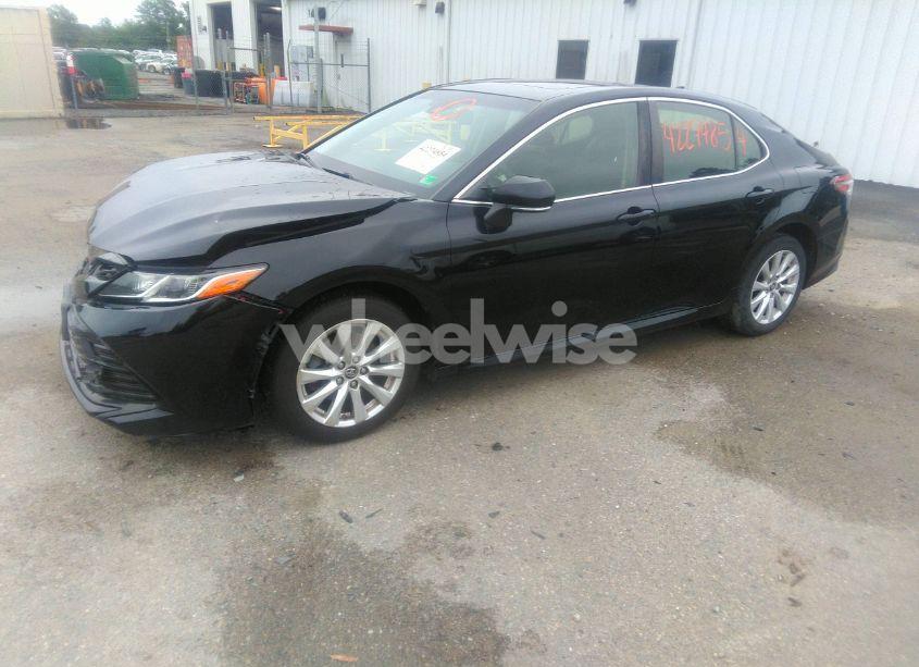Photo 2 of 2018 Toyota Camry LE (VIN JTNB11HK6J3000288)