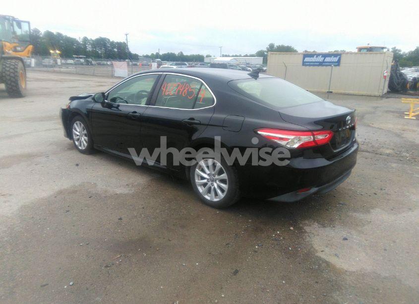 Photo 3 of 2018 Toyota Camry LE (VIN JTNB11HK6J3000288)