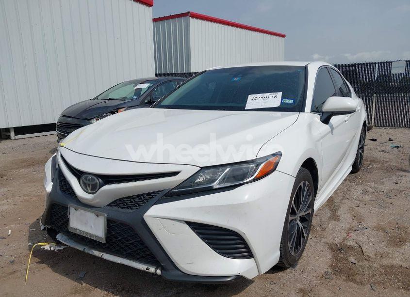 Photo 2 of 2018 Toyota Camry SE (VIN JTNB11HK6J3010075)