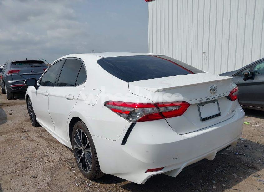 Photo 3 of 2018 Toyota Camry SE (VIN JTNB11HK6J3010075)