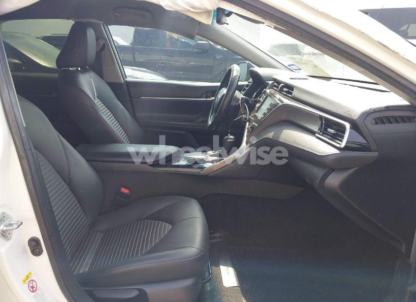 Photo 5 of 2018 Toyota Camry SE (VIN JTNB11HK6J3010075)