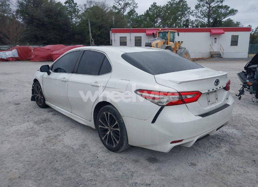 Photo 3 of 2018 Toyota Camry SE (VIN JTNB11HK6J3035882)