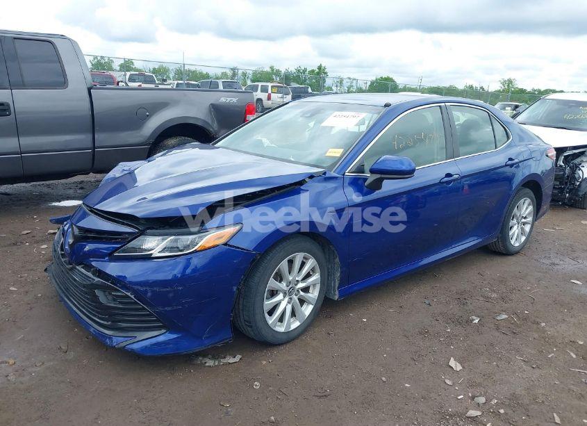 Photo 2 of 2018 Toyota Camry LE (VIN JTNB11HK7J3066378)