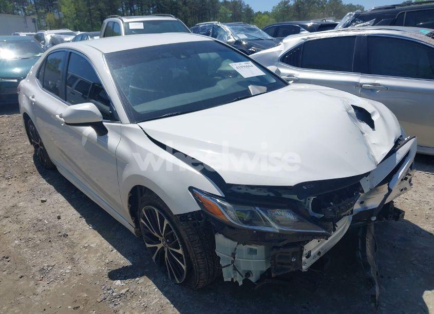 2018 Toyota Camry SE (VIN JTNB11HK8J3021966) main photo