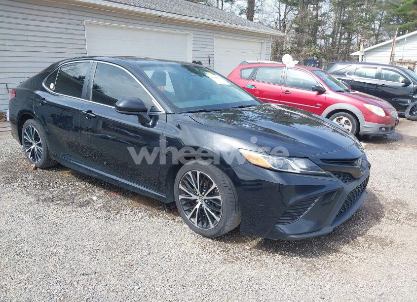 2018 Toyota Camry SE (VIN JTNB11HK9J3006490) main photo