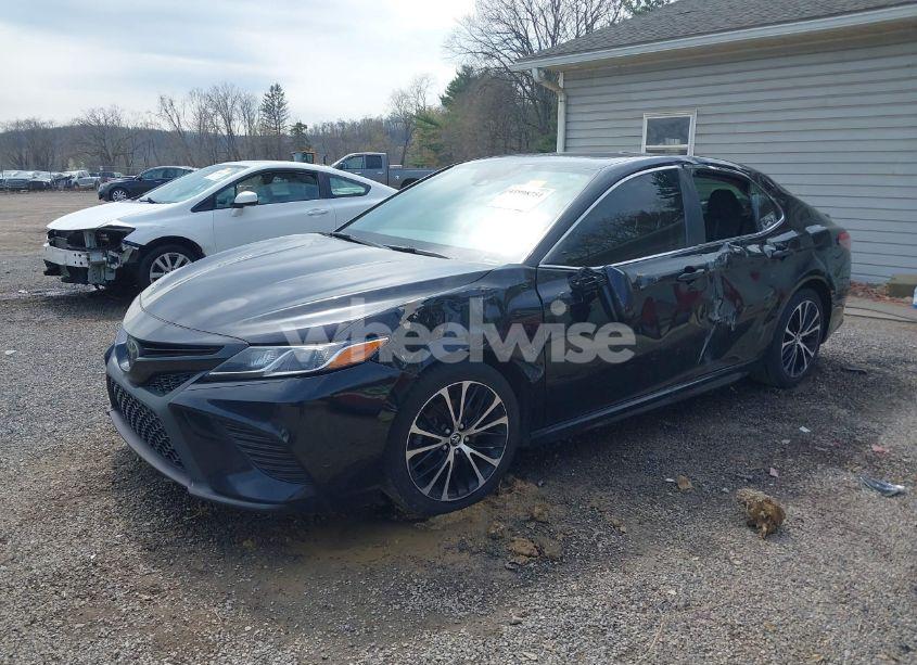 Photo 2 of 2018 Toyota Camry SE (VIN JTNB11HK9J3006490)