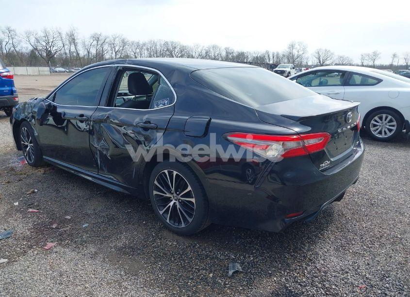 Photo 3 of 2018 Toyota Camry SE (VIN JTNB11HK9J3006490)