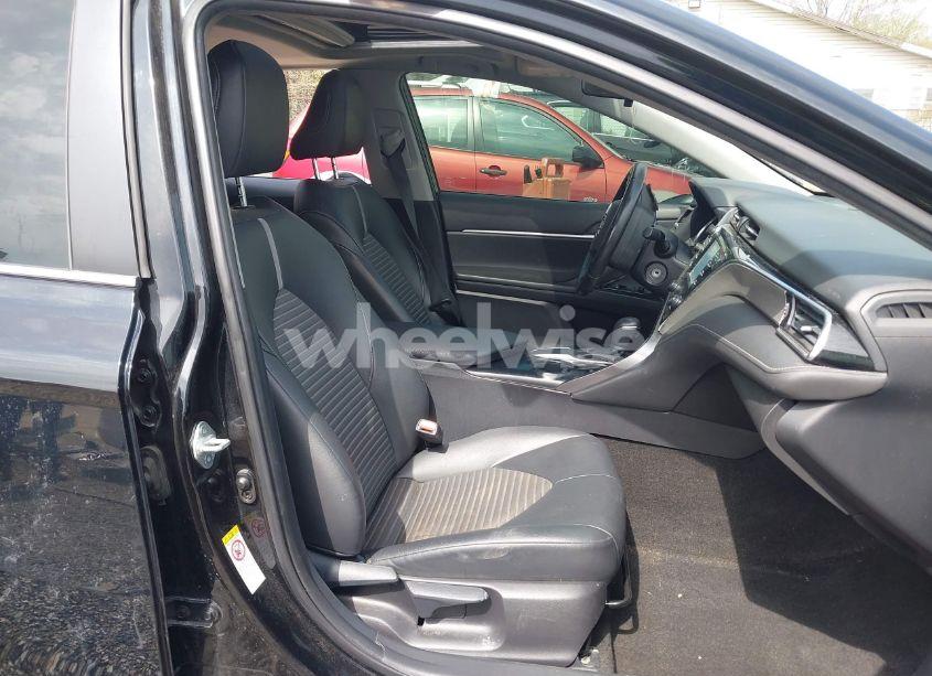 Photo 5 of 2018 Toyota Camry SE (VIN JTNB11HK9J3006490)