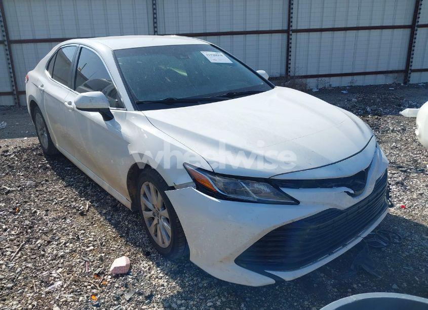 2018 Toyota Camry LE (VIN JTNB11HKXJ3003081) main photo