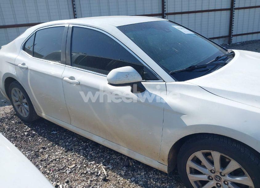 Photo 13 of 2018 Toyota Camry LE (VIN JTNB11HKXJ3003081)