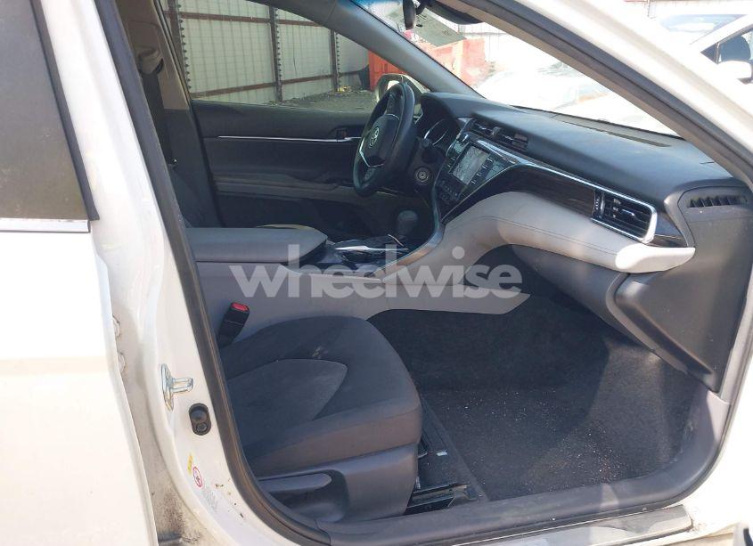 Photo 5 of 2018 Toyota Camry LE (VIN JTNB11HKXJ3003081)